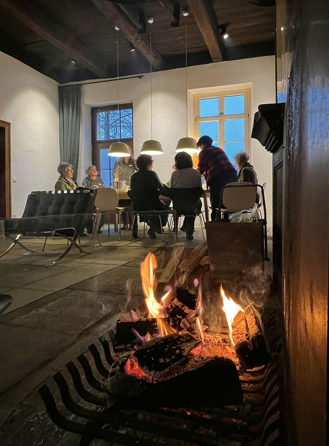 IN SITU – ARTISTS IN RESIDENCE | Kloster Bentlage Rheine | Arbeitsaufenthalt | gemeinsames Abendessen der Künstlerinnen im Bauernhaus