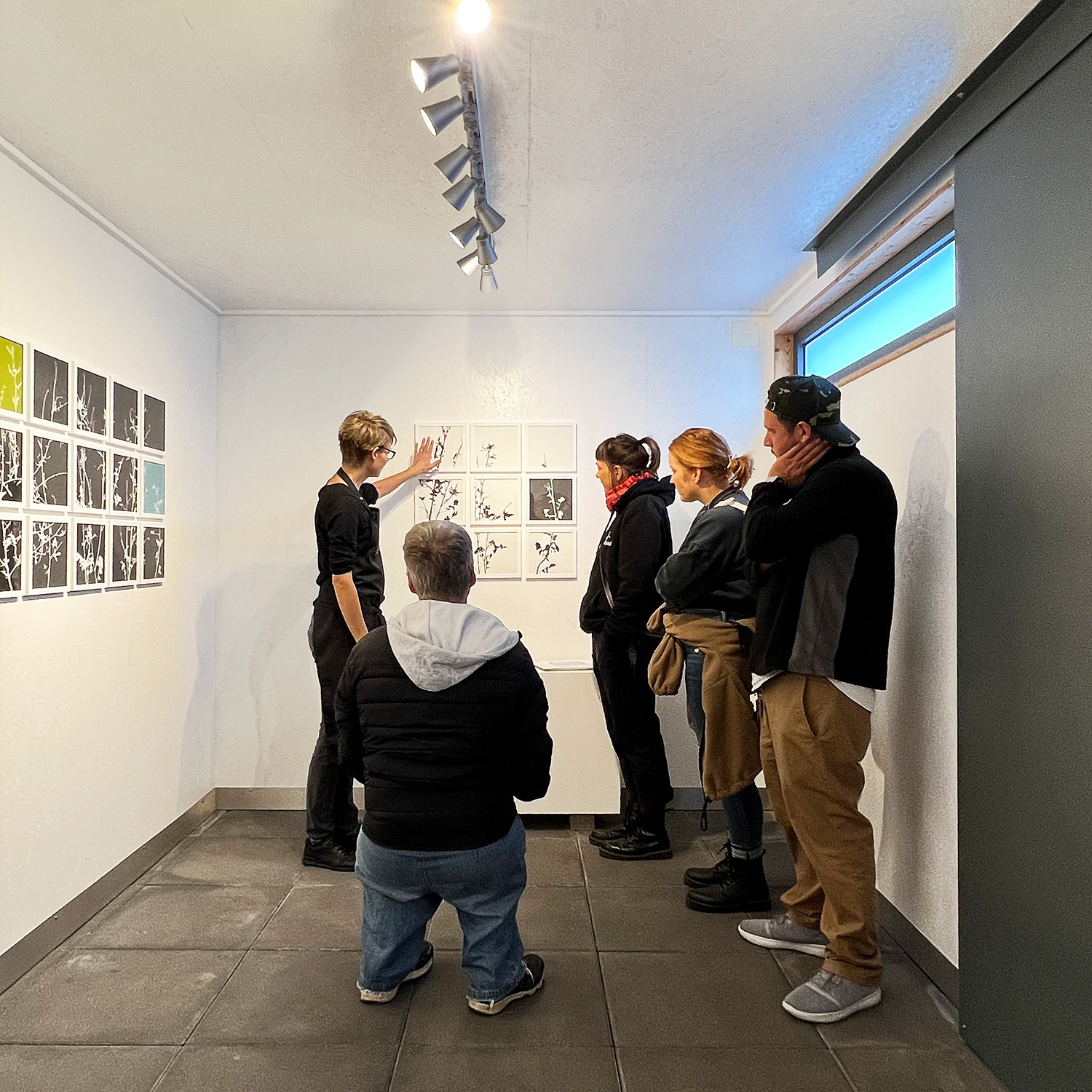 OFFENES ATELIER 2022 | Ausstellung im Gartenhaus | im Gespräch mit Besuchern 3