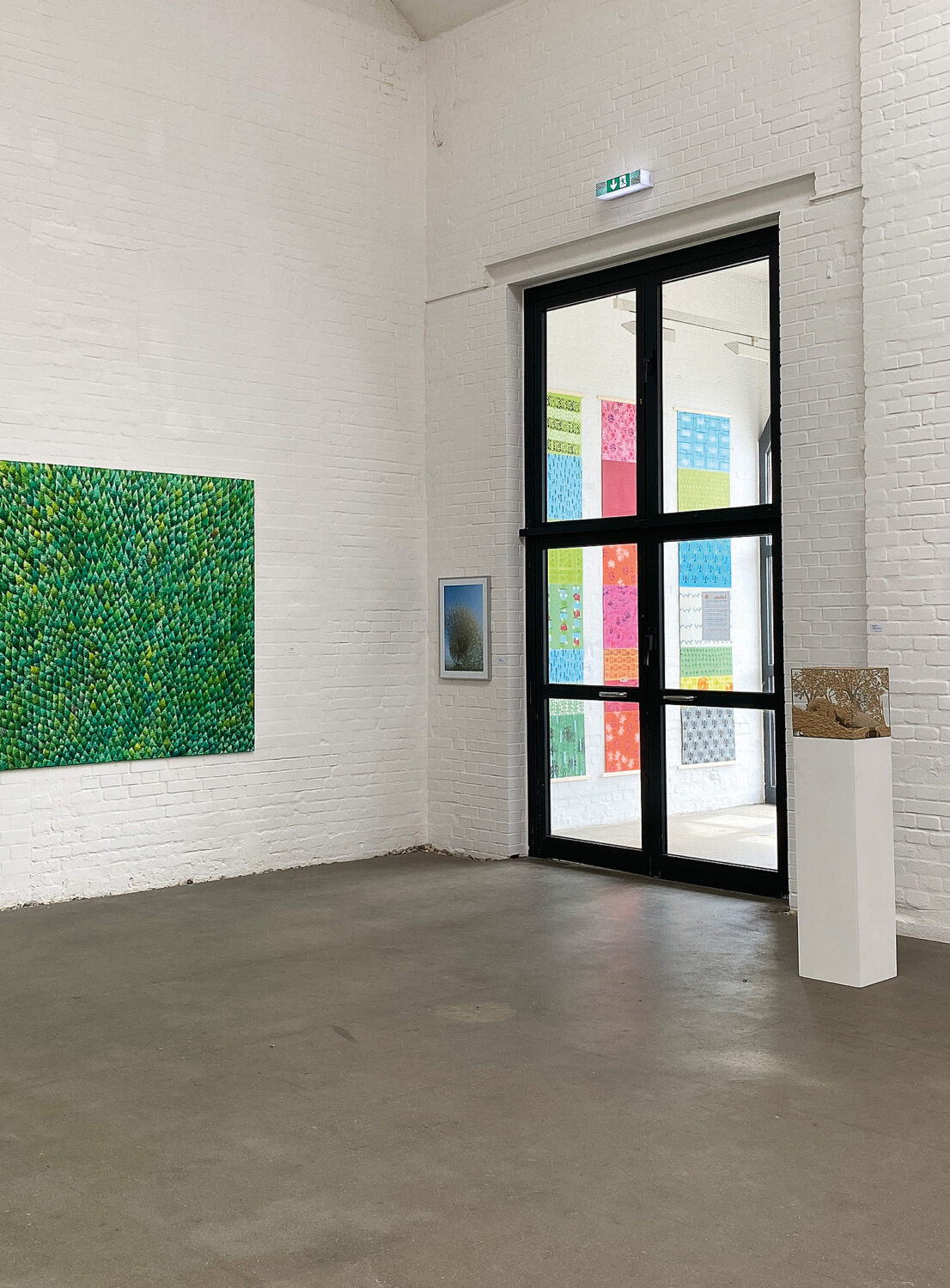 Gemeinschaftsarbeit | Blick aus der Ausstellungshalle in den Eingangsbereich der Galerie Münsterland in Emsdetten