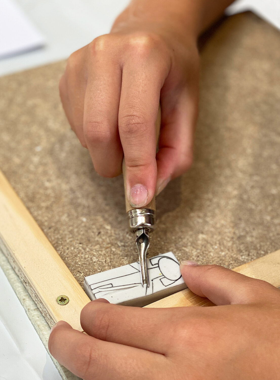 Bunte Stempelwerkstatt | Bearbeitung eines Radiergummis mit Linolschnittmesser