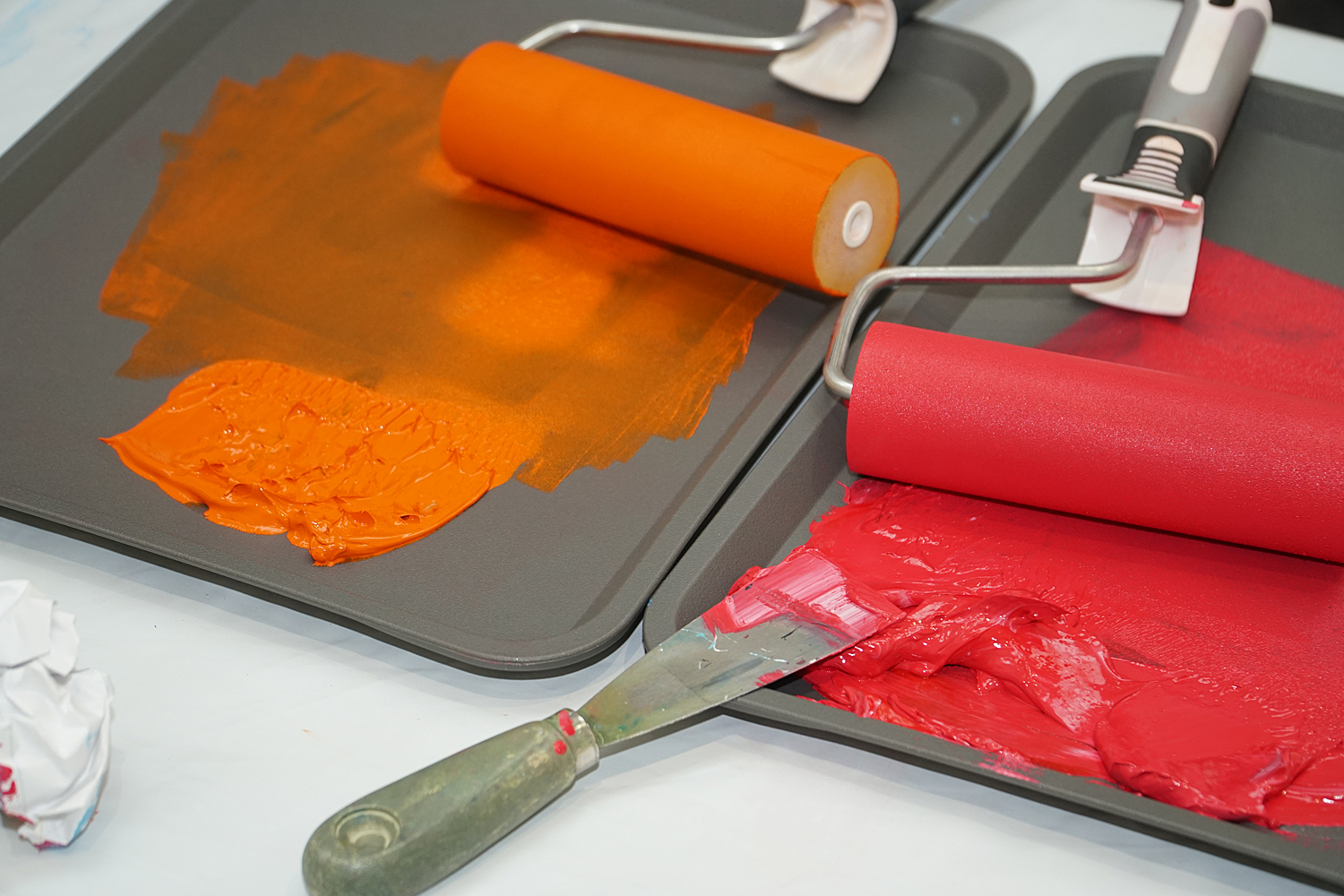 Detailansicht | wasserbasierende Linoldruckfarben warten auf ihren Einsatz | Foto: Markus Schepers-Diekmann